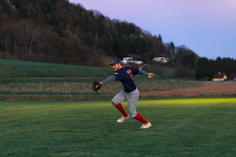 Spieler auf dem Feld in der Dämmerung