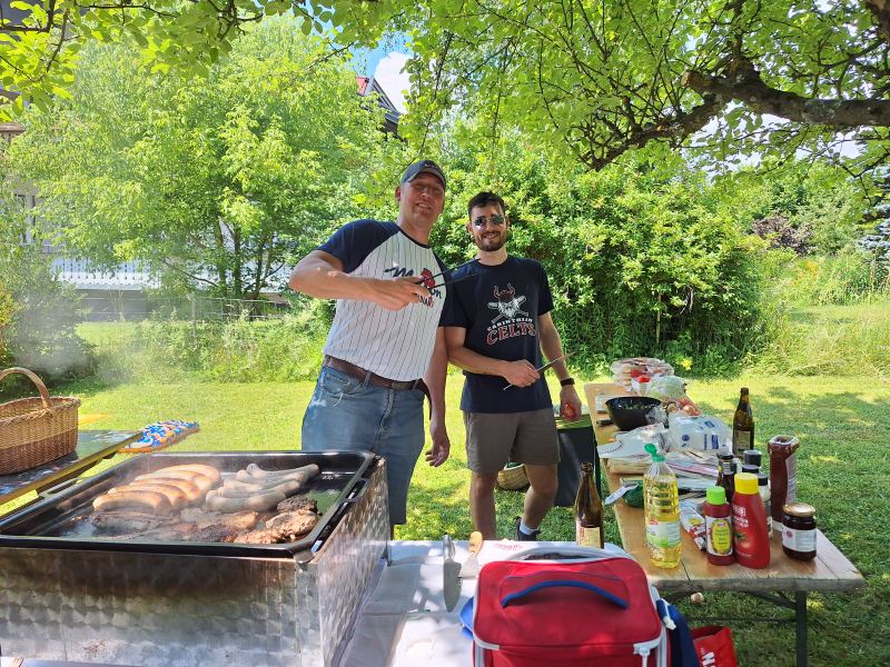 Zwei Spieler am Griller beim Vereinsfest