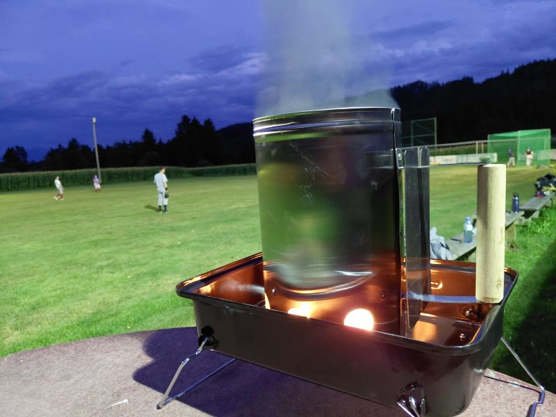 Grillen am Spielfeldrand in der Dämmerung