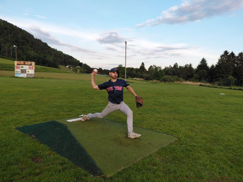 Pitcher am Wurfhügel am Abend