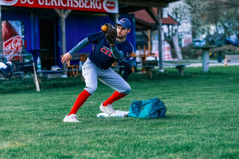 Spieler fängt den Ball im Lauf