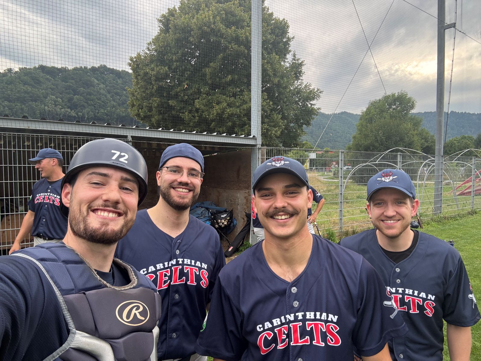 Vier Spieler der Carinthian Celts vor dem Dugout